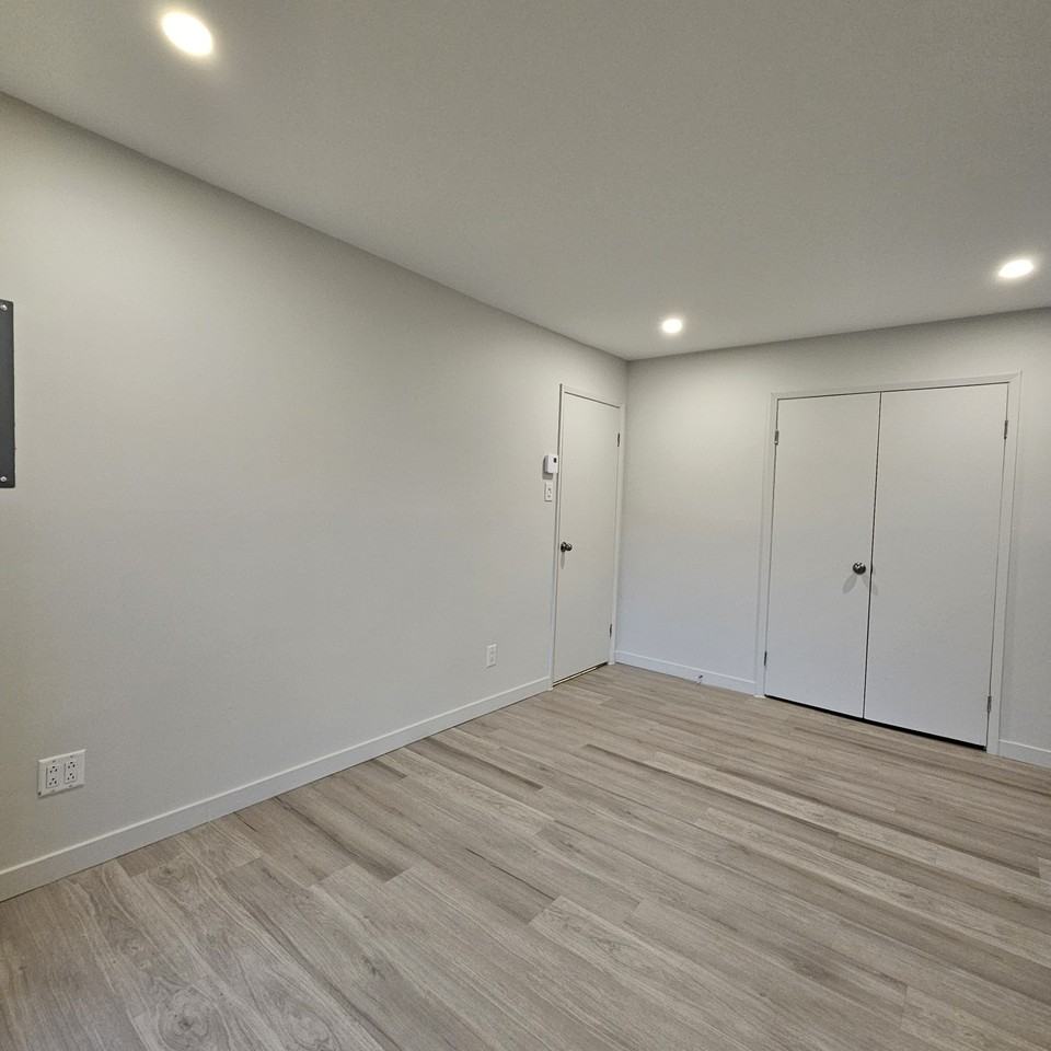 5567 Rue de San-Remo - Photo 2 of 21