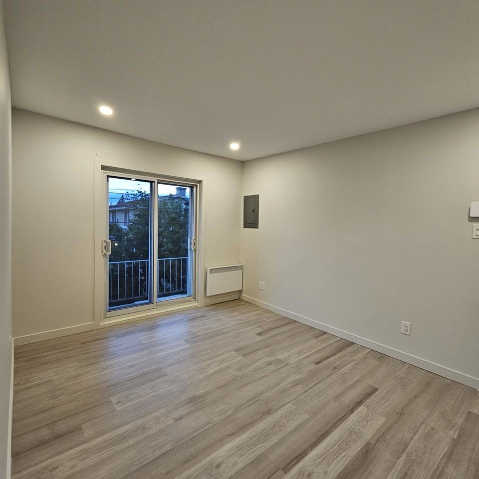 5567 Rue de San-Remo - Photo 4 of 21