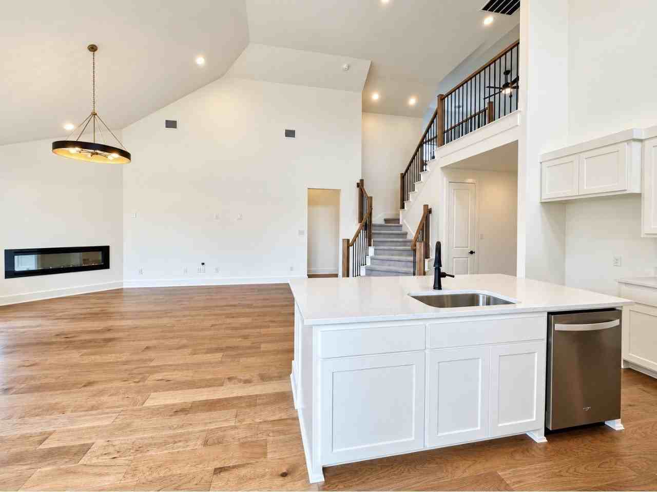 1129 Bradford St - Photo 4 of 6