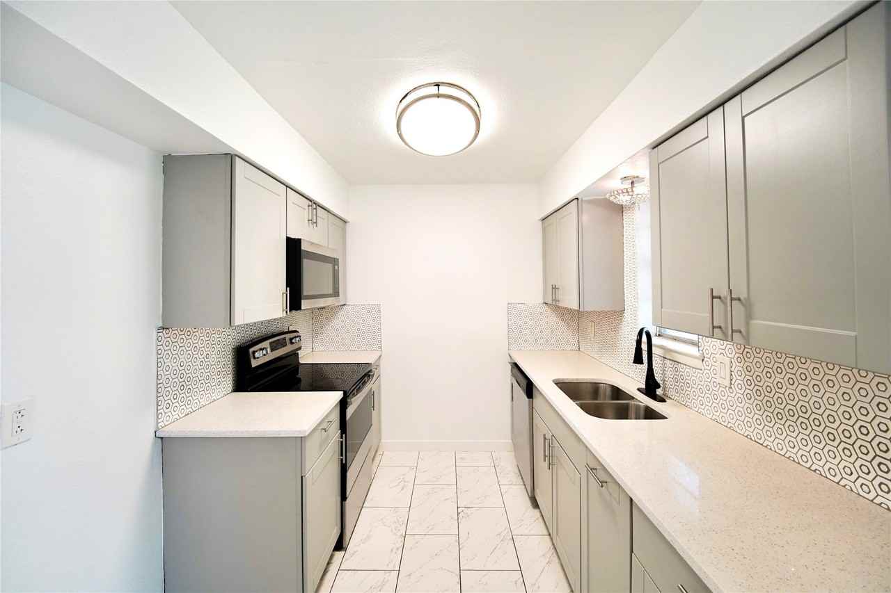 1035 Timberview Dr - Photo 4 of 17