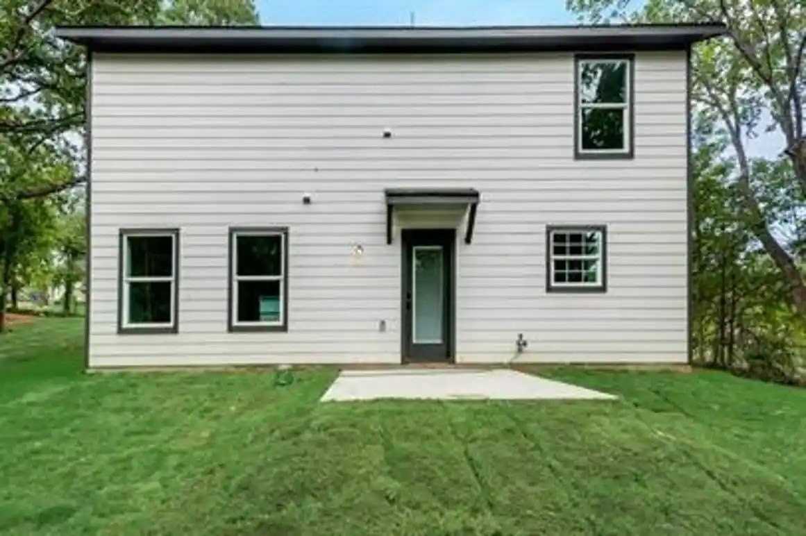 1118 Oak Dr - Photo 2 of 20