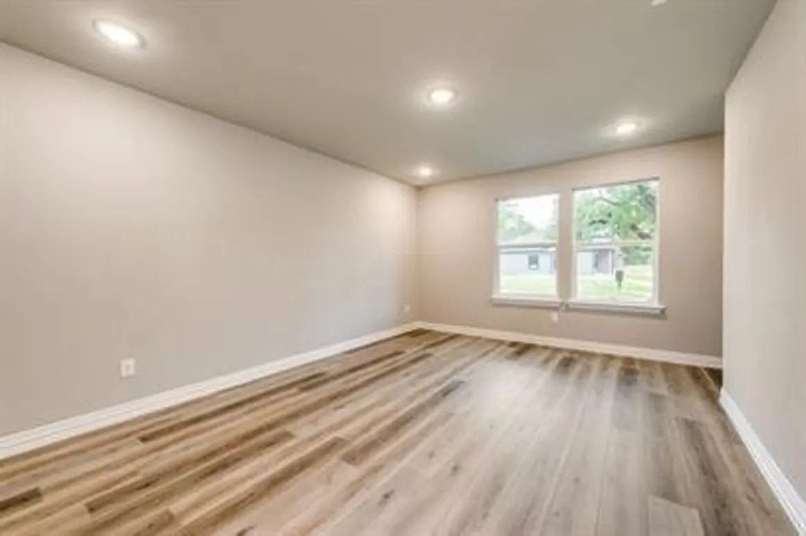 1118 Oak Dr - Photo 3 of 20