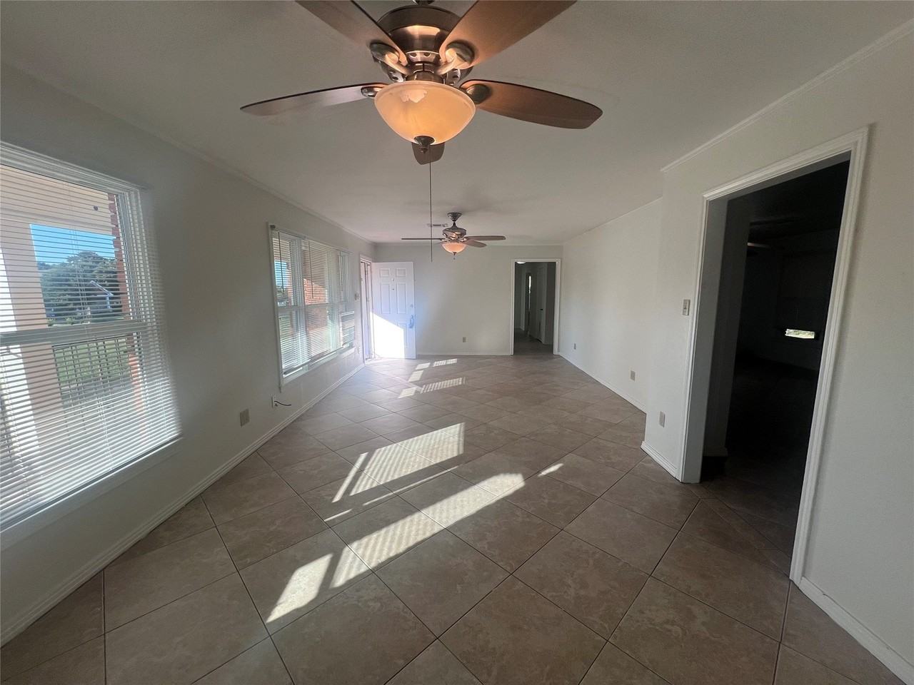 3215 Pine Ave - Photo 4 of 22