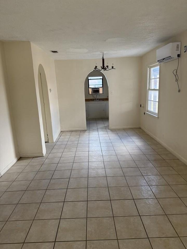 2105 N Tom Green Ave - Photo 2 of 8