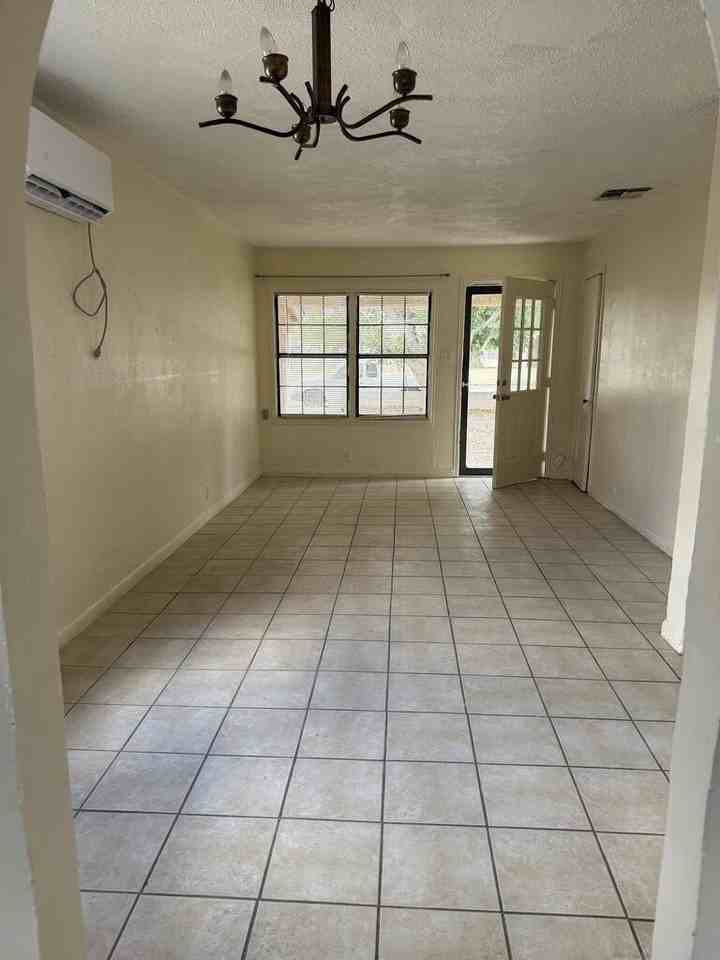2105 N Tom Green Ave - Photo 3 of 8