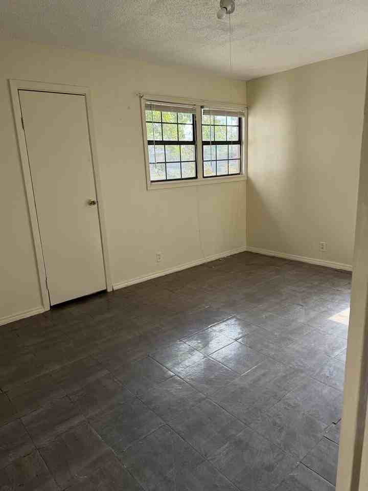 2105 N Tom Green Ave - Photo 5 of 8