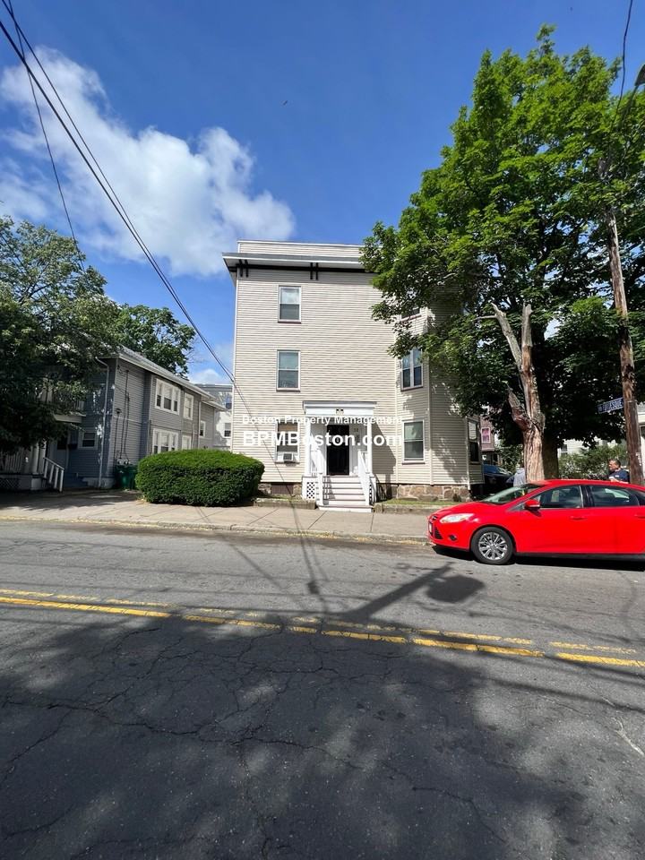 32 Chestnut St #8 - Photo 4 of 6