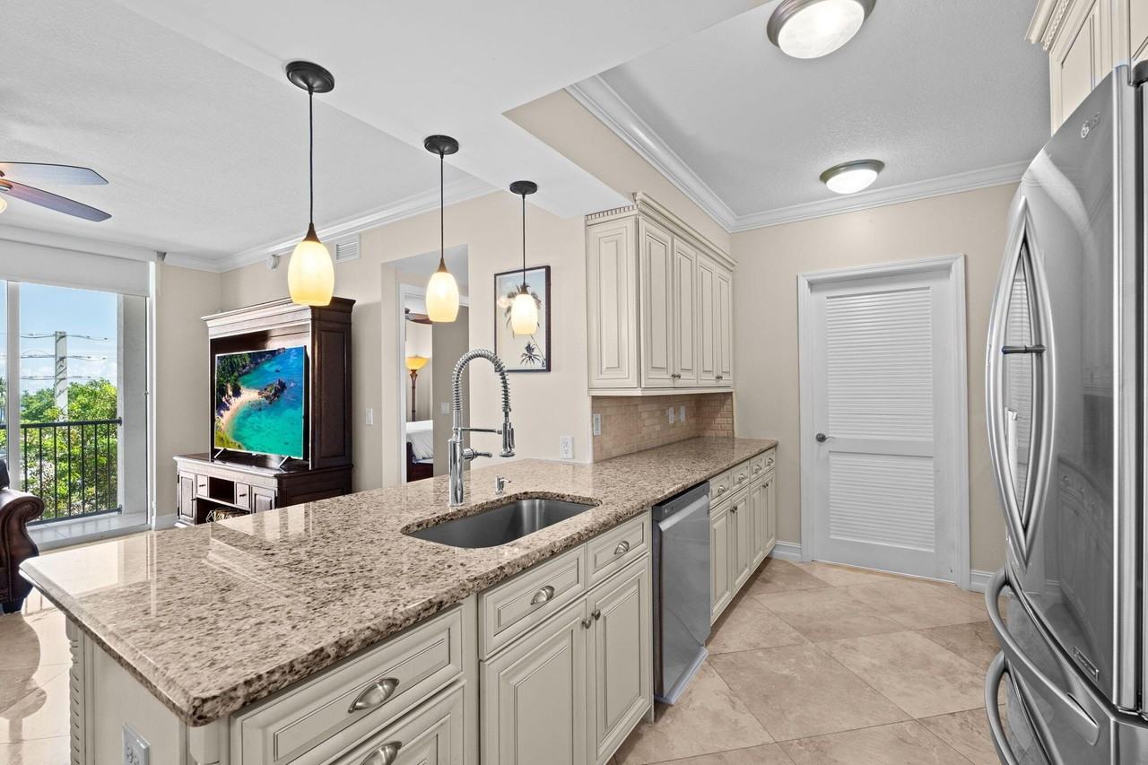 101 SE 20 Avenue #403 - Photo 6 of 36