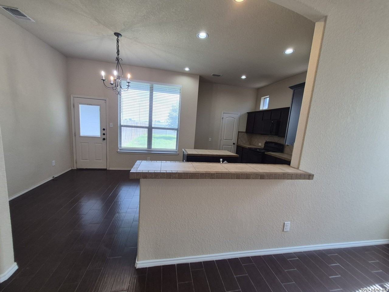 522 Creekside Cir - Photo 5 of 33