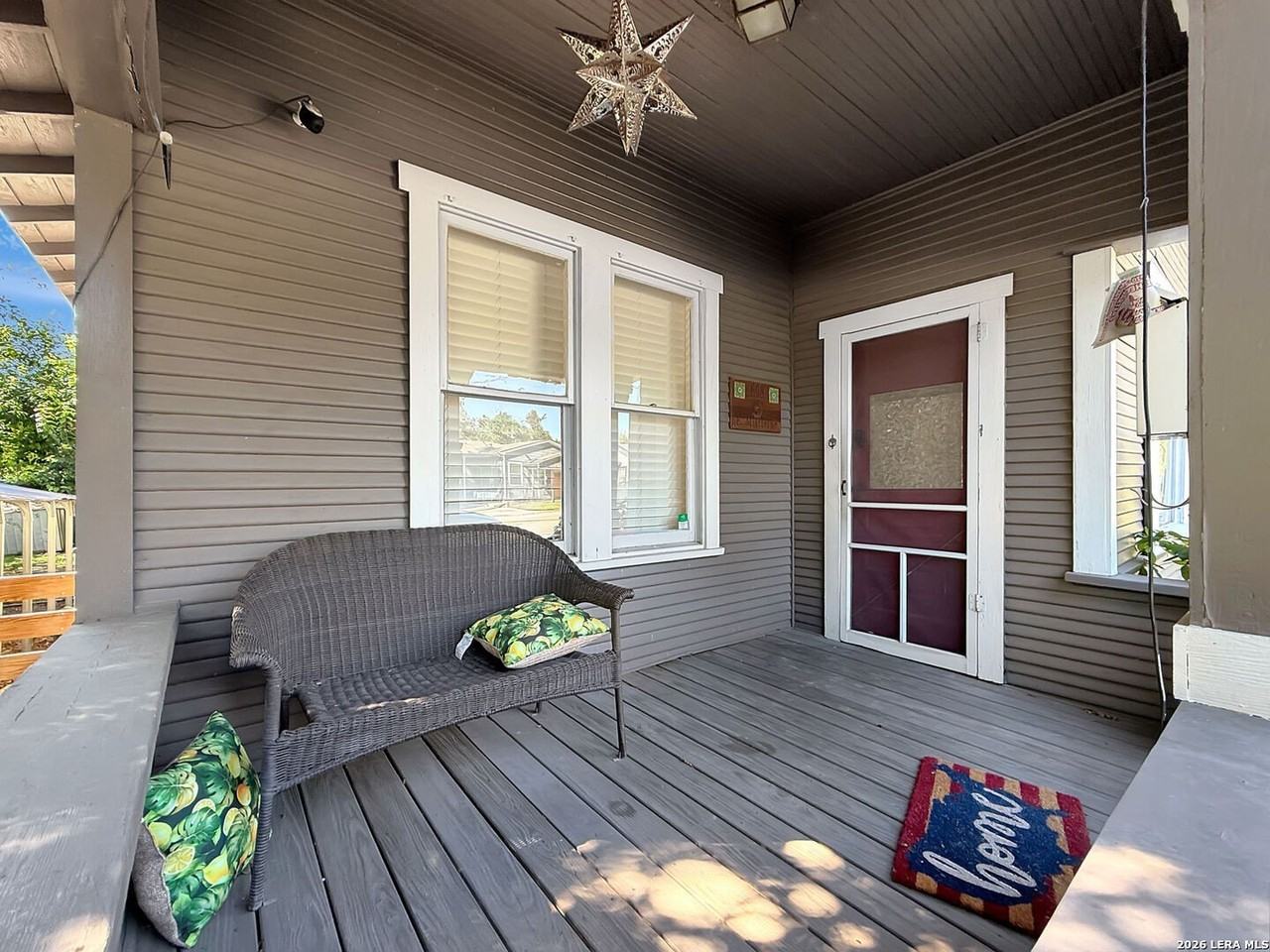 608 E Mistletoe Ave - Photo 2 of 21