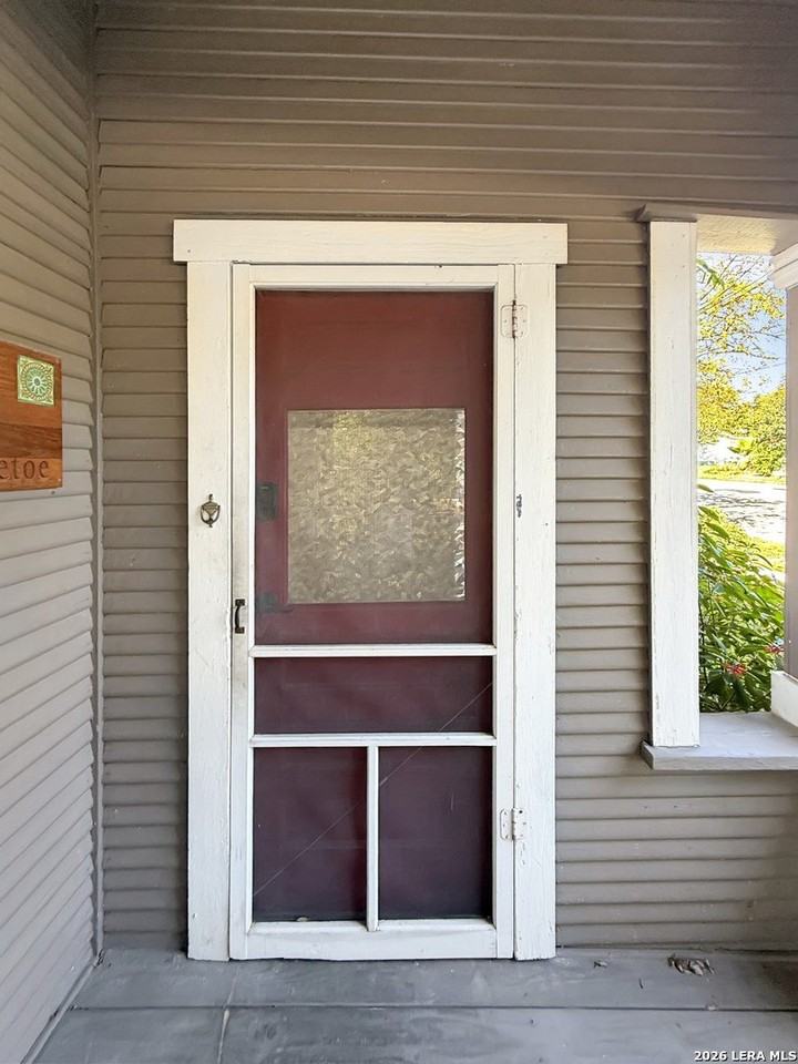 608 E Mistletoe Ave - Photo 3 of 21