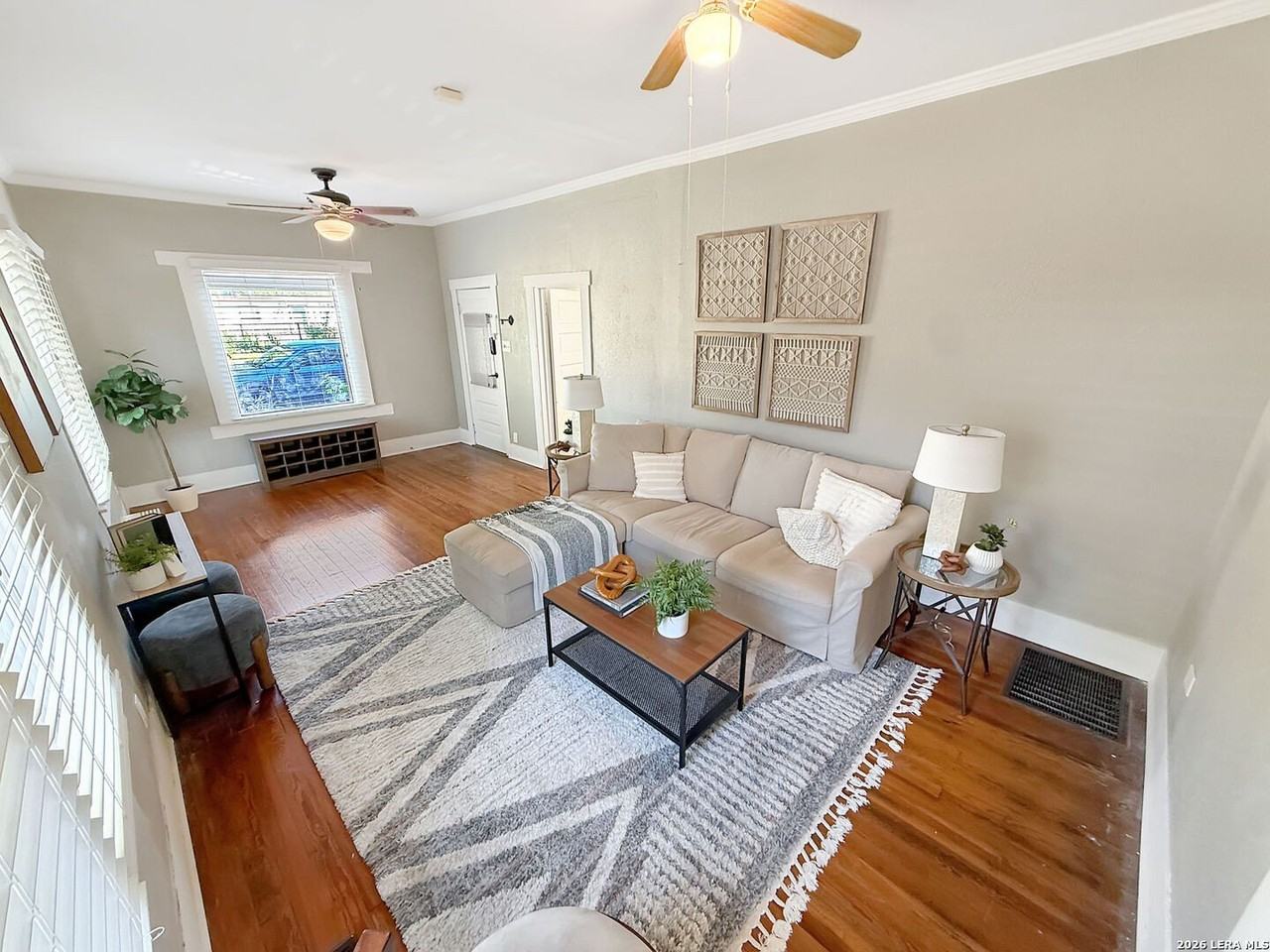 608 E Mistletoe Ave - Photo 4 of 21