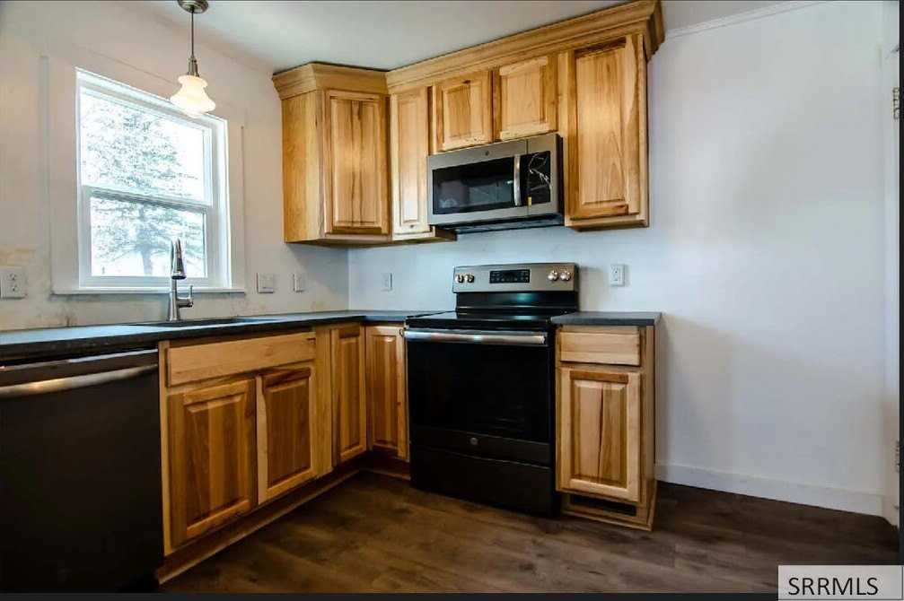 368 Garfield St - Photo 6 of 11