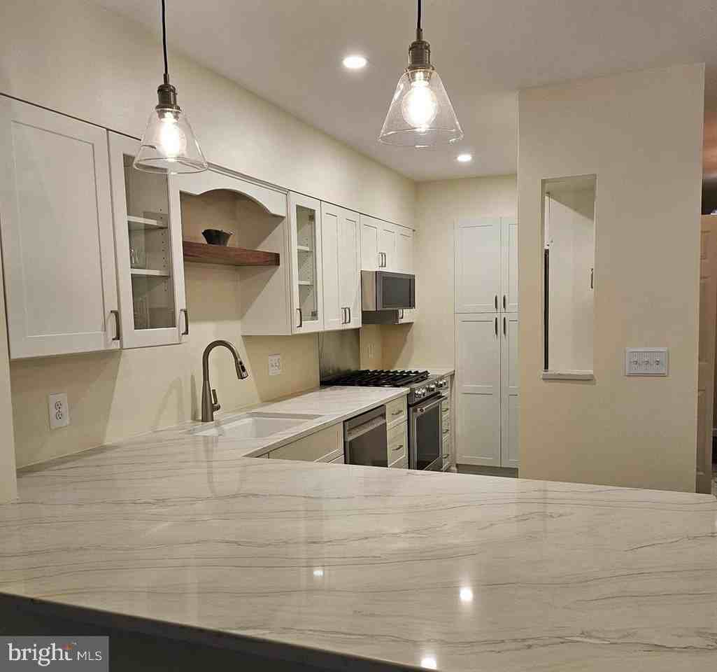 304 Forbes St Apt B - Photo 2 of 12