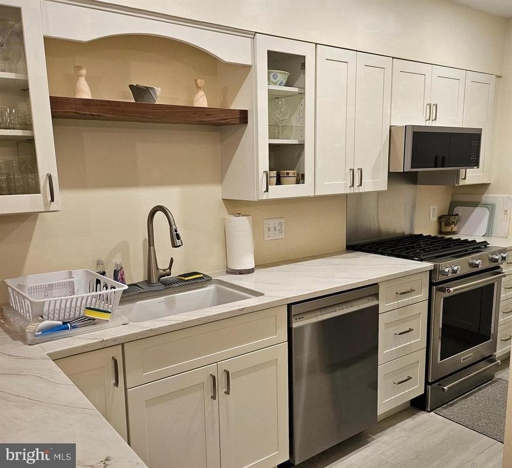 304 Forbes St Apt B - Photo 3 of 12
