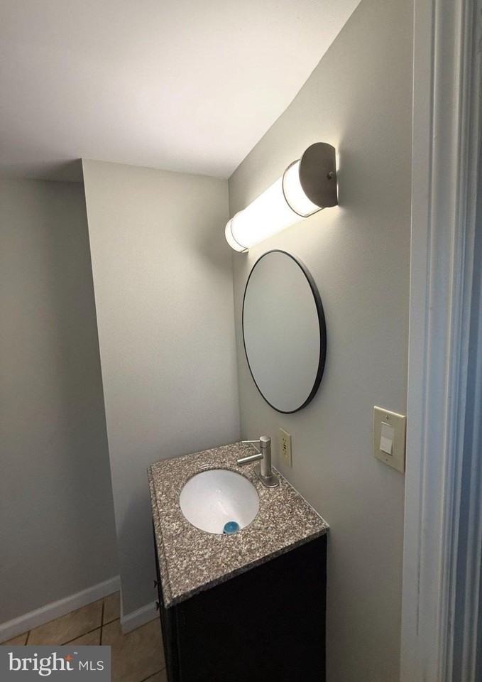 633 Clinton St - Photo 4 of 7