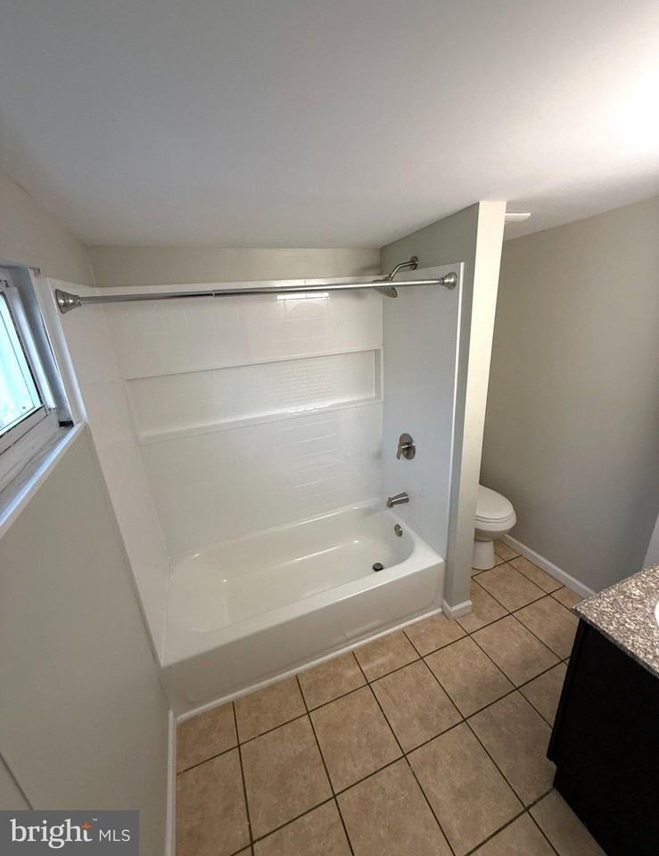 633 Clinton St - Photo 6 of 7