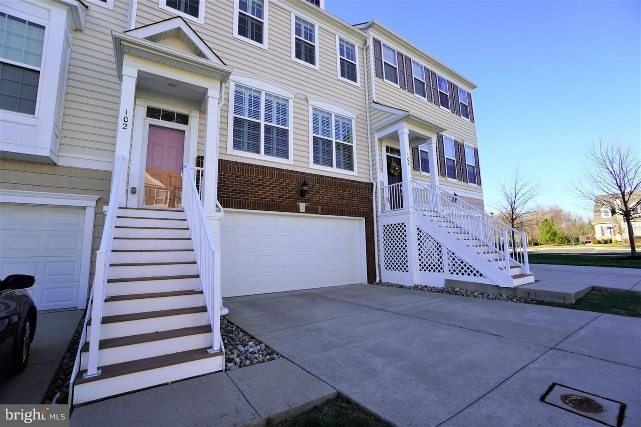 102 Bishop Dr - Photo 2 of 45