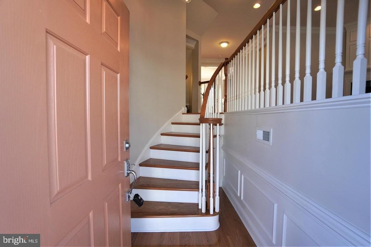 102 Bishop Dr - Photo 3 of 45