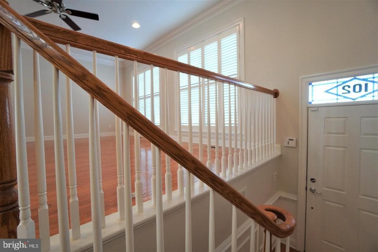 102 Bishop Dr - Photo 4 of 45