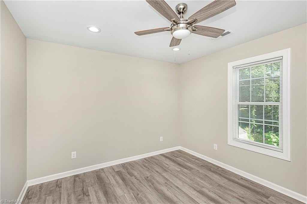 1052 W Bank St #02 - Photo 3 of 12