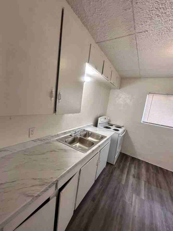 5506 Crane Street - Photo 6 of 20