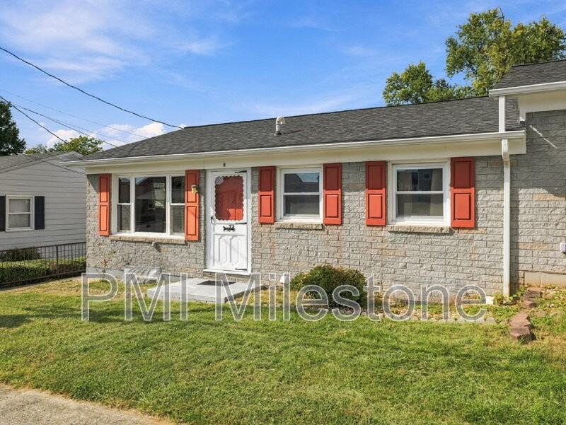 103 Young Ave #B - Photo 3 of 32