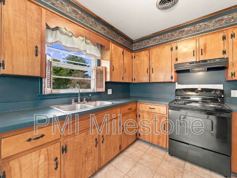 103 Young Ave #B - Photo 6 of 32