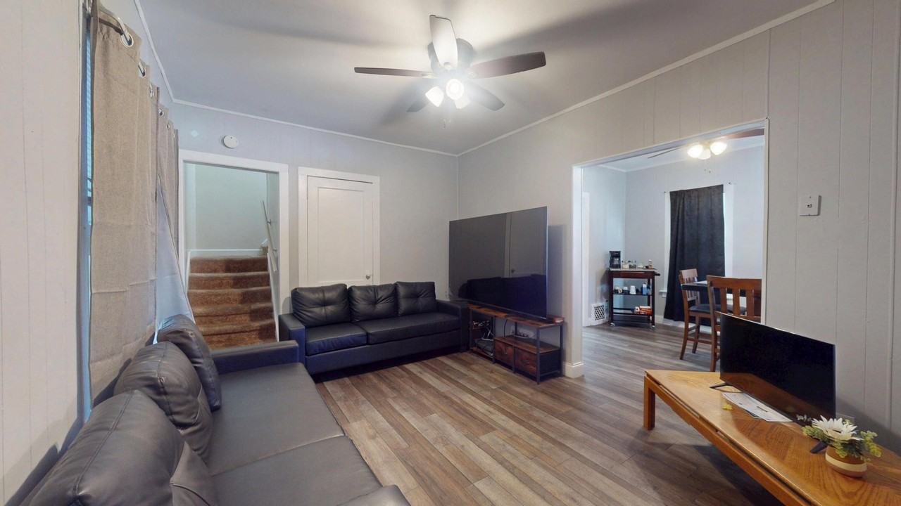 1015 W 148th St - Photo 6 of 25