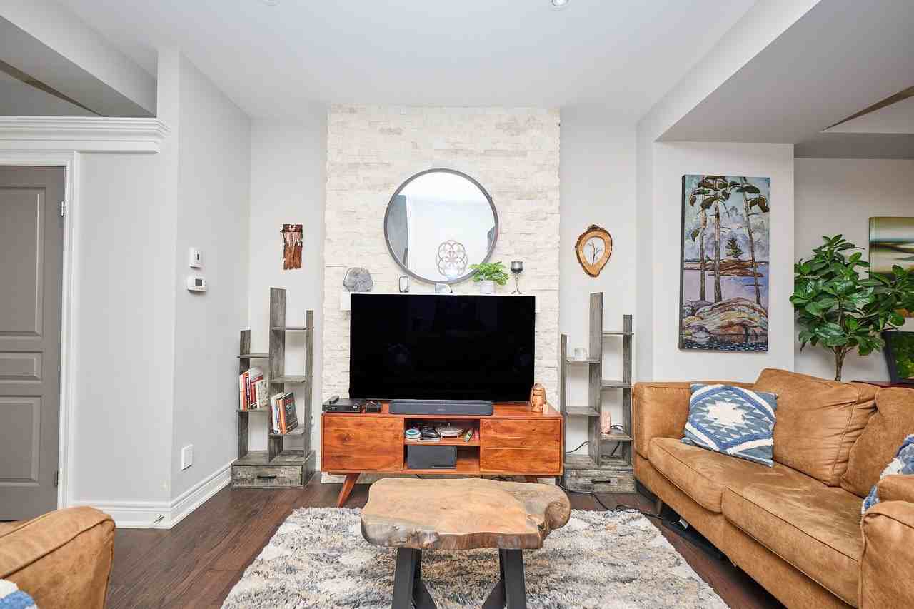 608 Simcoe St #5 - Photo 7 of 23