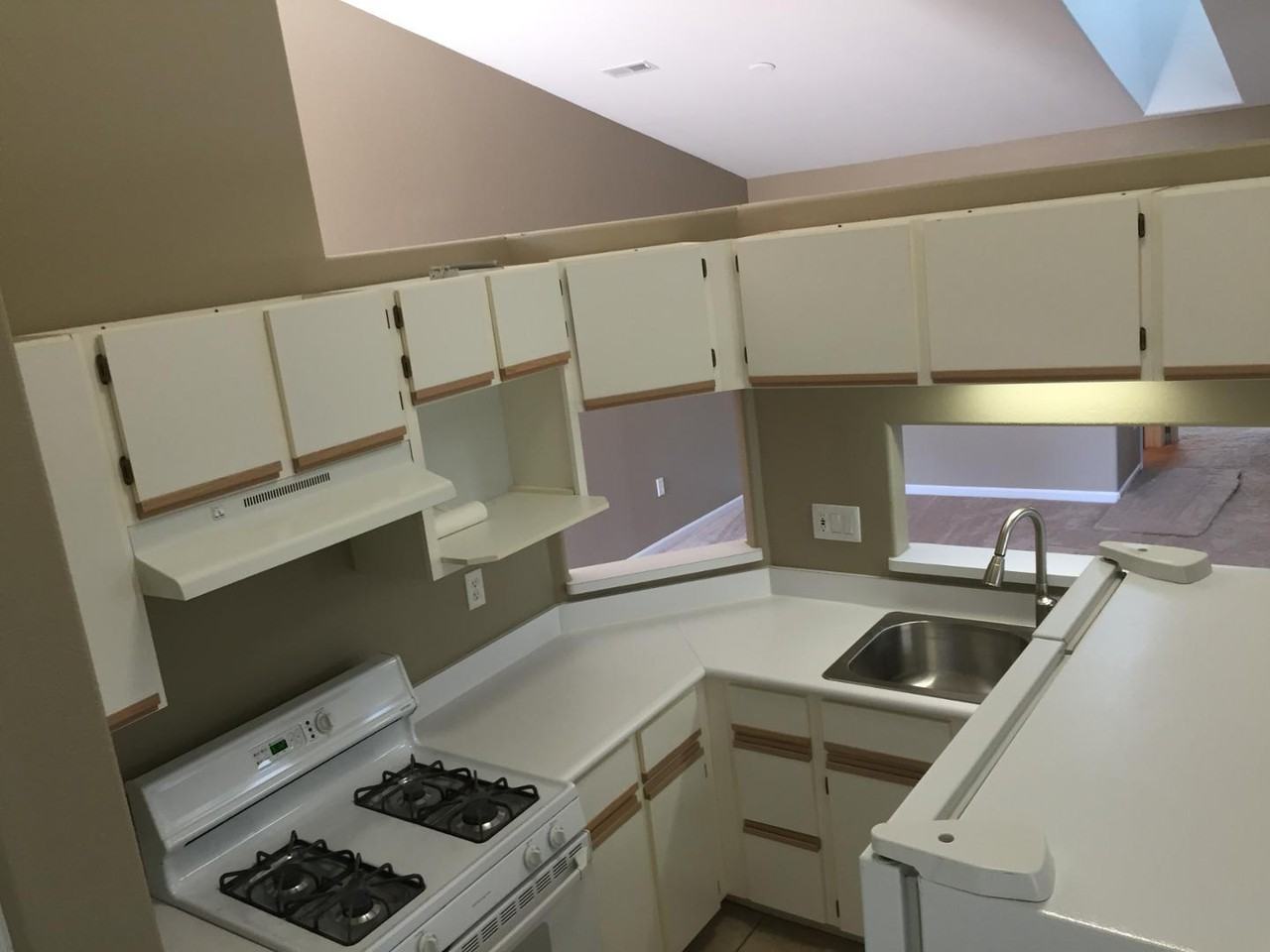 1010 Hilltop Ln - Photo 3 of 8