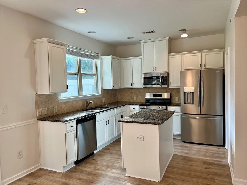 3102 Brockenhurst Dr - Photo 4 of 25