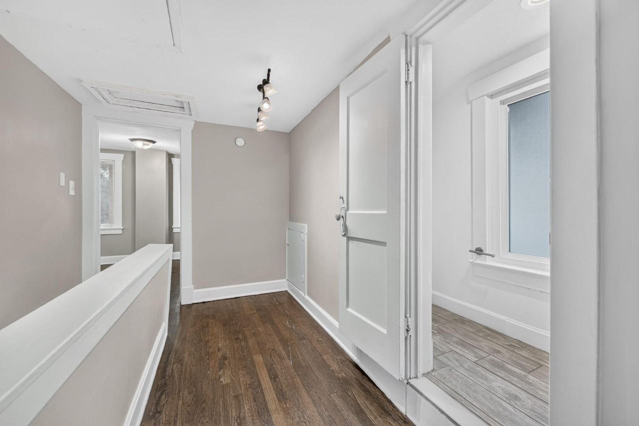 5723 Brooklyn Ave - Photo 7 of 20