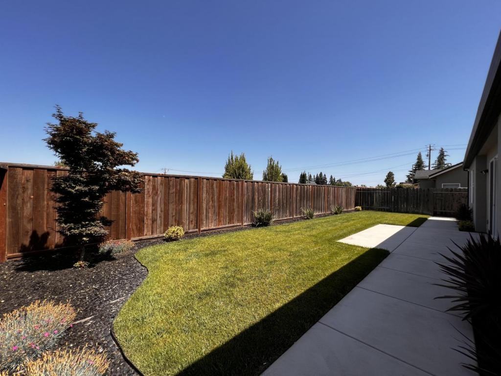 571 Murdoch Ct - Photo 4 of 10