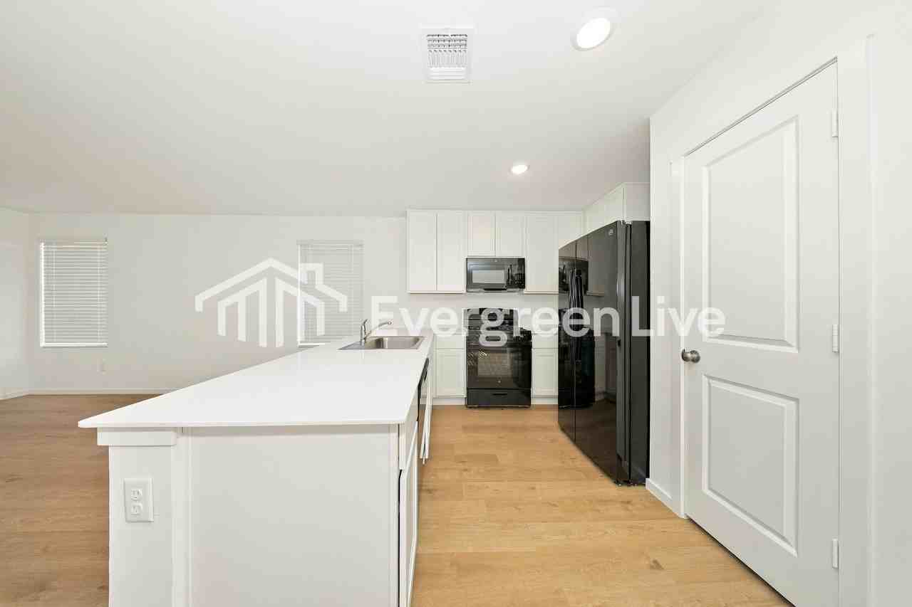 9608 Nw 123rd St - Photo 7 of 16