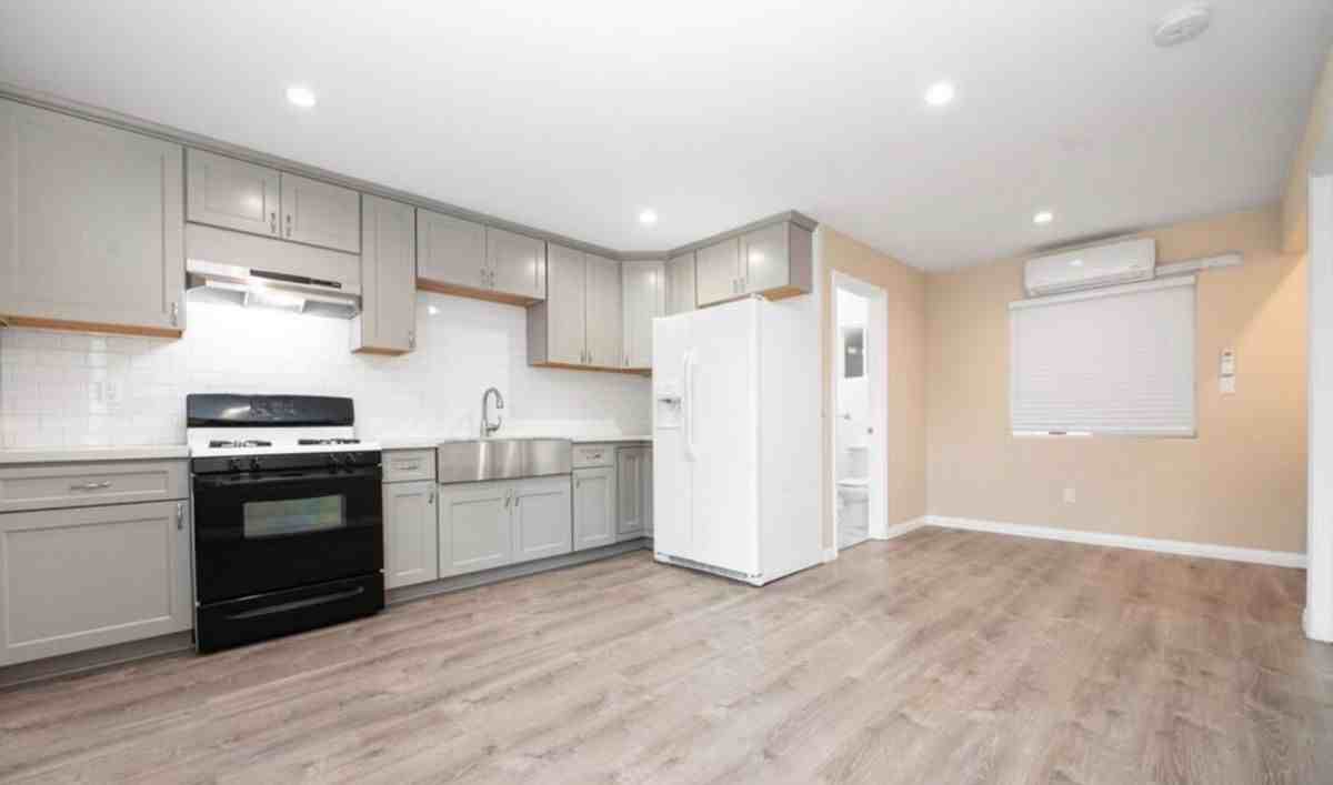 2742 S Rimpau Blvd - Photo 2 of 6