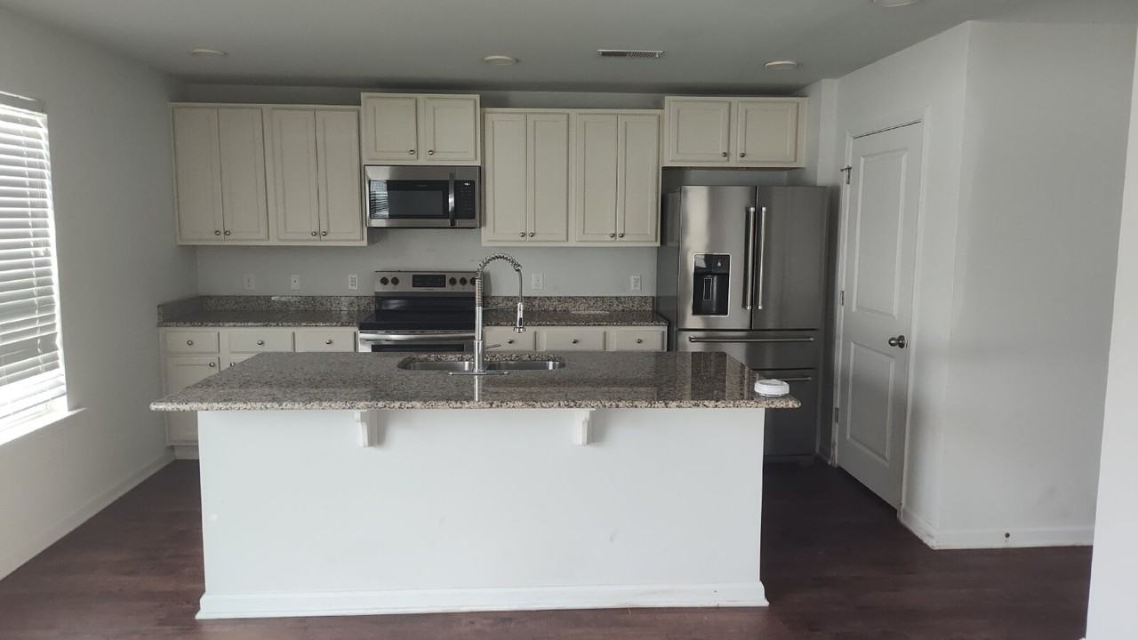 27 Hawkhorn Ct - Photo 3 of 17