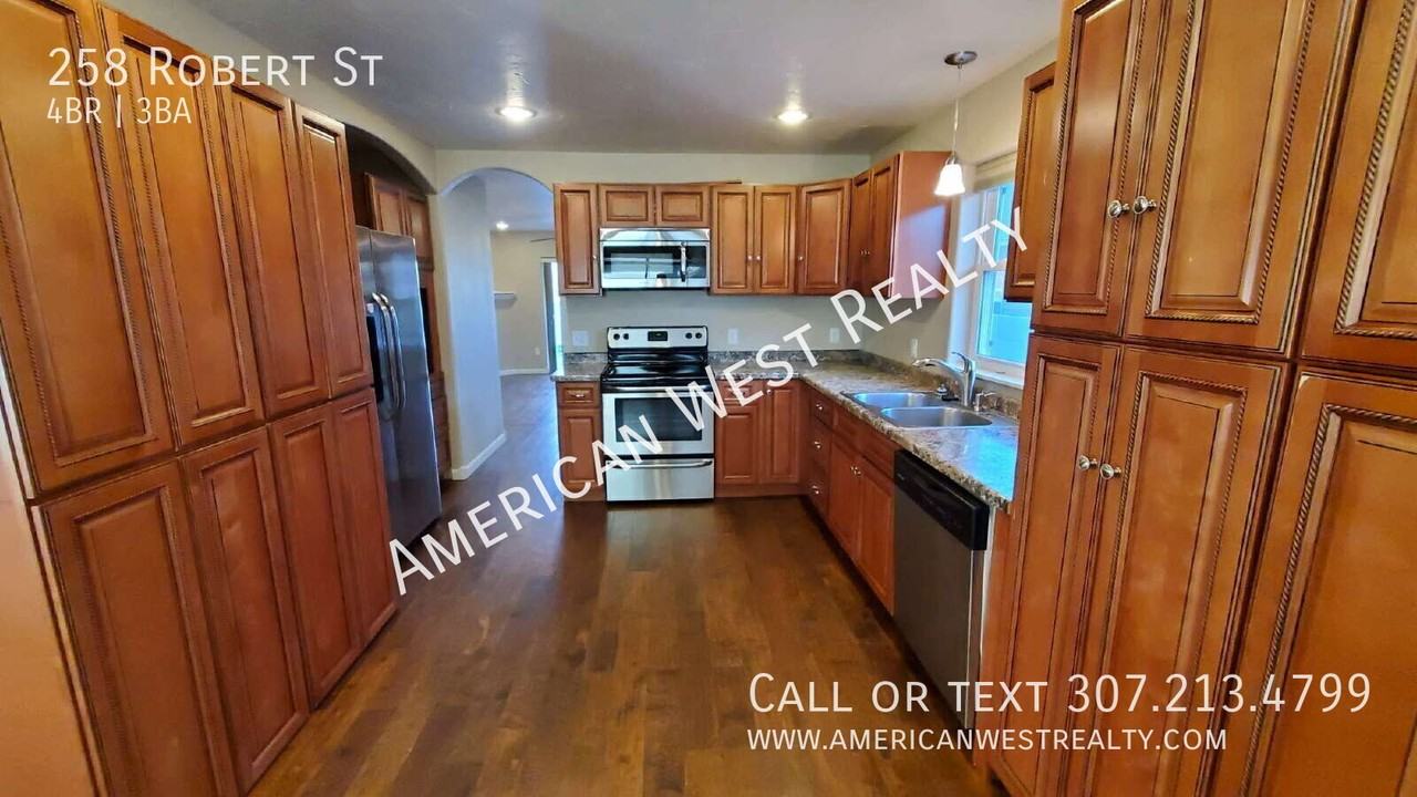 258 Robert St - Photo 3 of 17