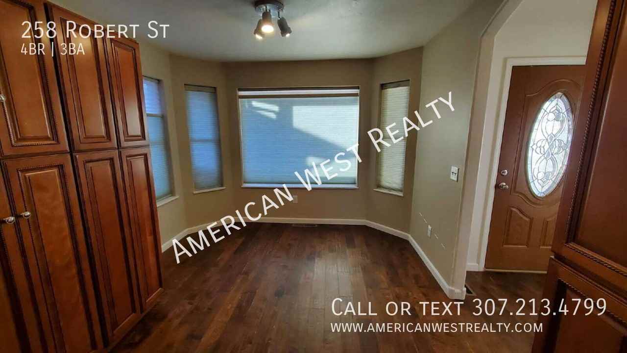 258 Robert St - Photo 4 of 17