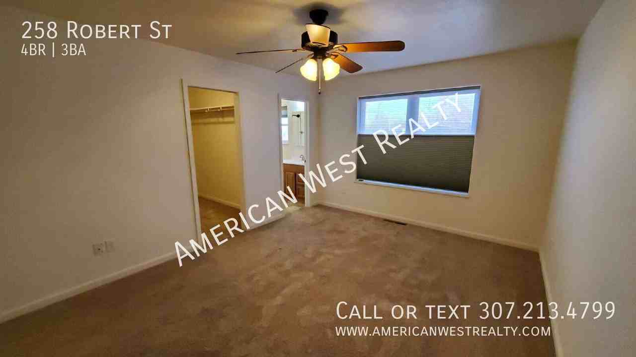 258 Robert St - Photo 5 of 17