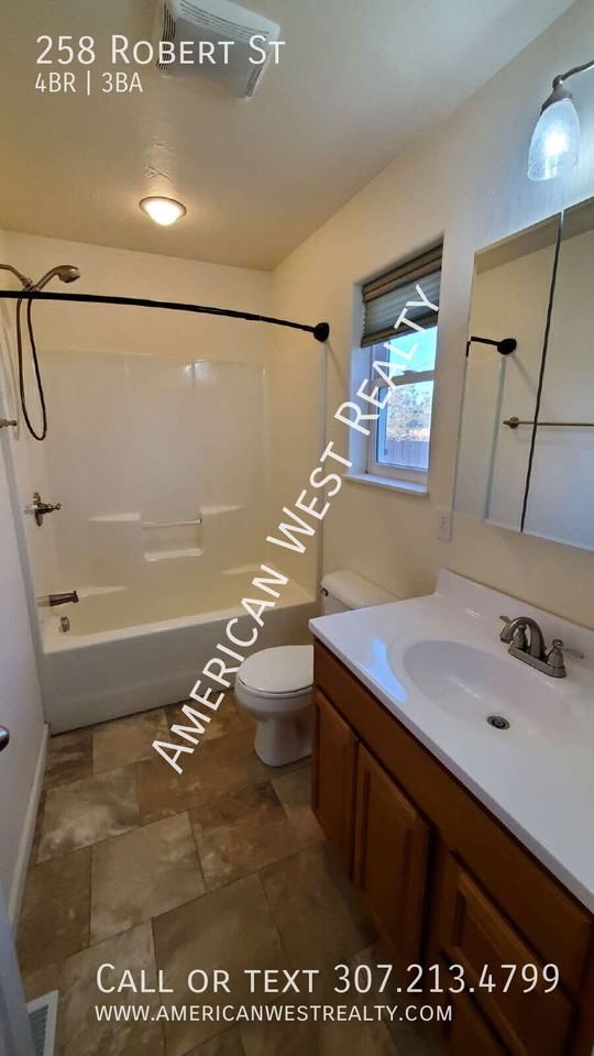 258 Robert St - Photo 6 of 17