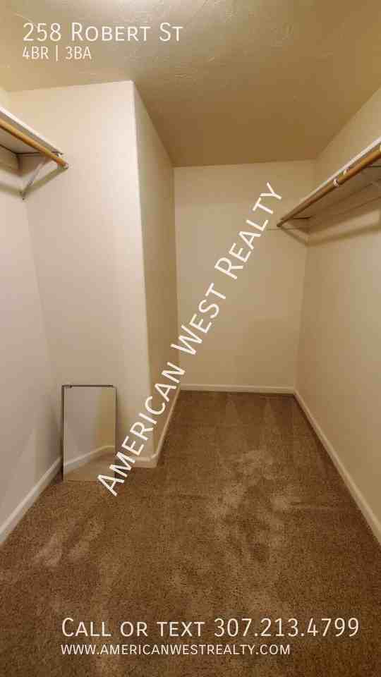 258 Robert St - Photo 7 of 17