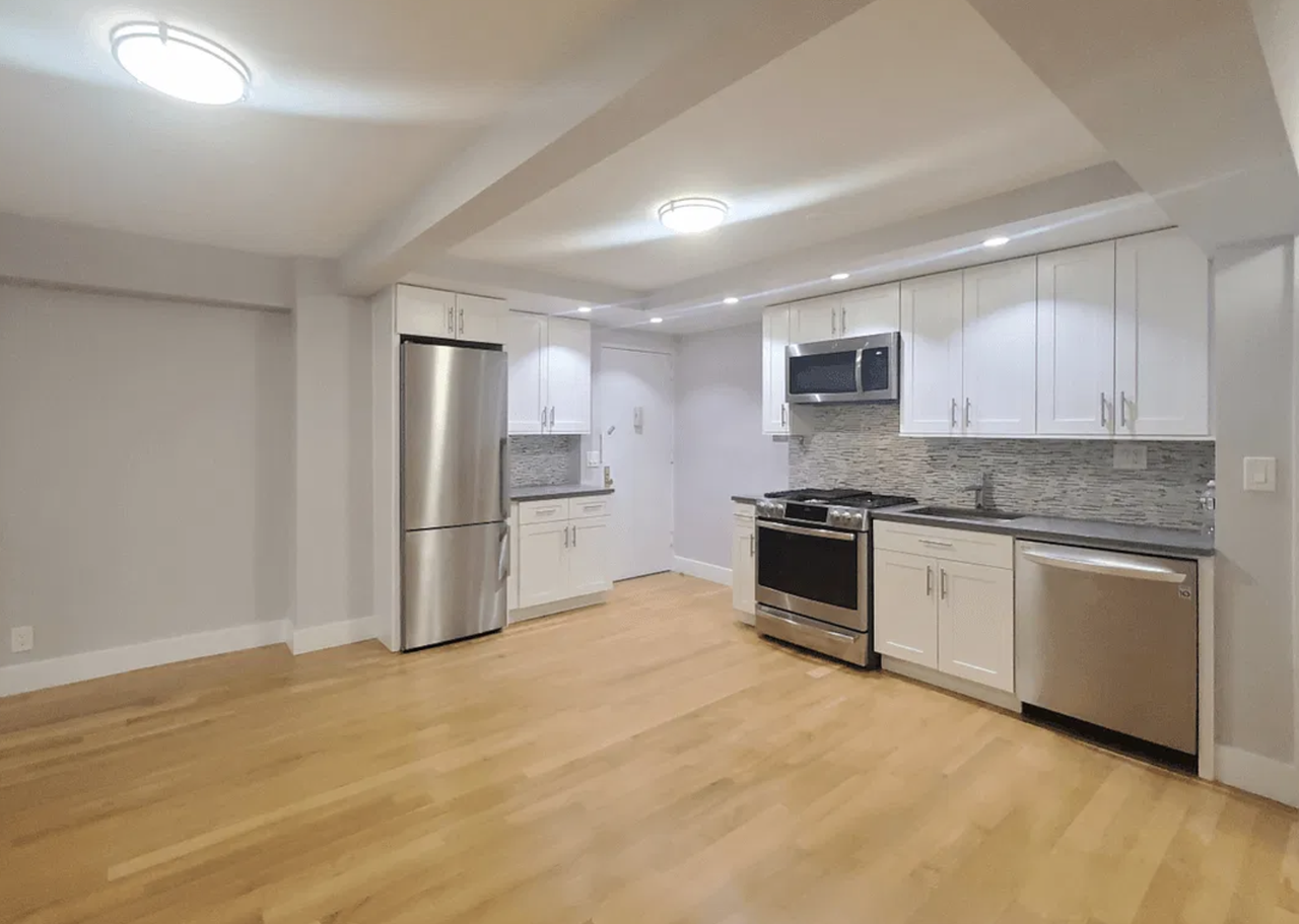 351 E 52nd St #11P - Photo 2 of 5