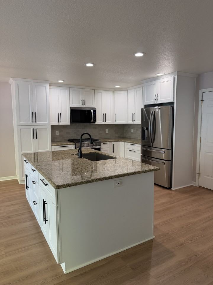 120 Ne Feather Ct #NA - Photo 2 of 18