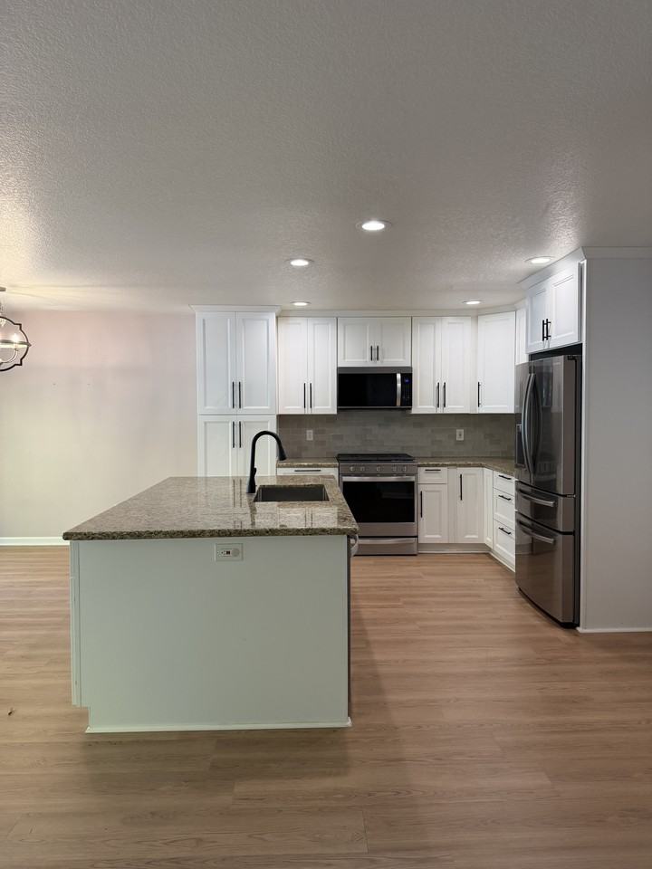 120 Ne Feather Ct #NA - Photo 3 of 18