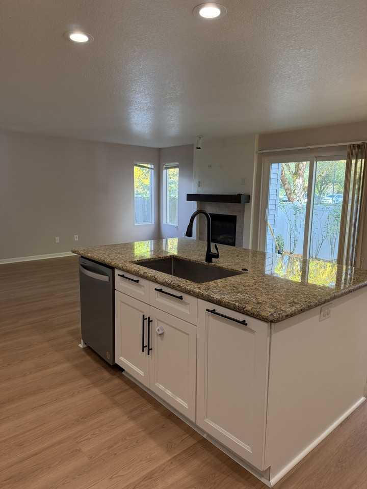 120 Ne Feather Ct #NA - Photo 4 of 18