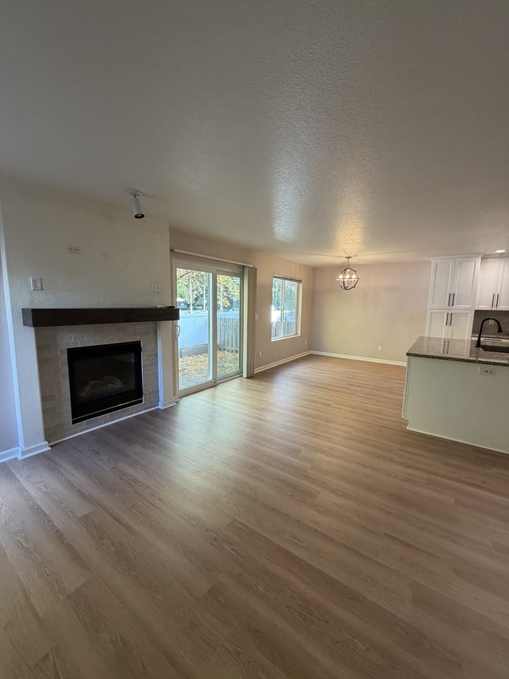 120 Ne Feather Ct #NA - Photo 6 of 18
