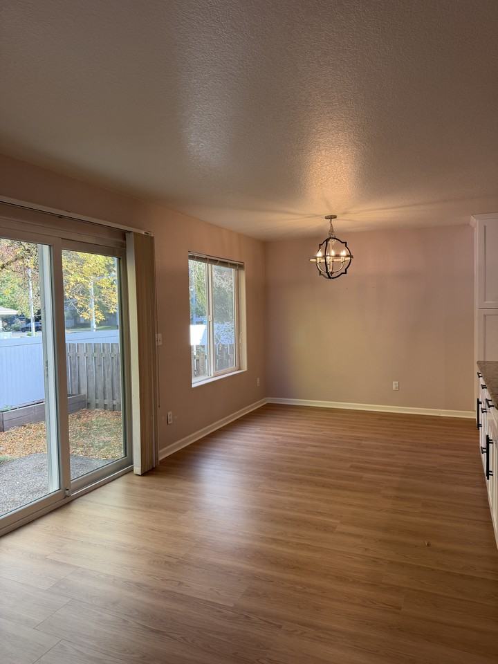 120 Ne Feather Ct #NA - Photo 7 of 18