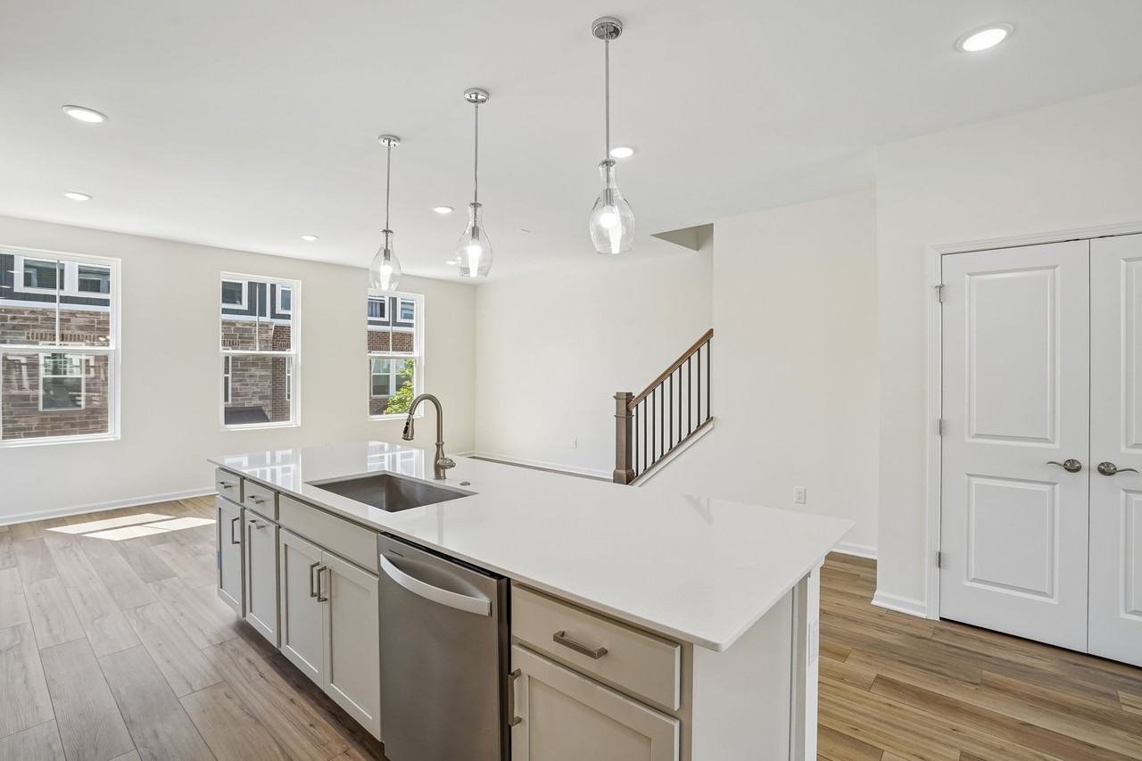25424 Orwell St - Photo 4 of 25