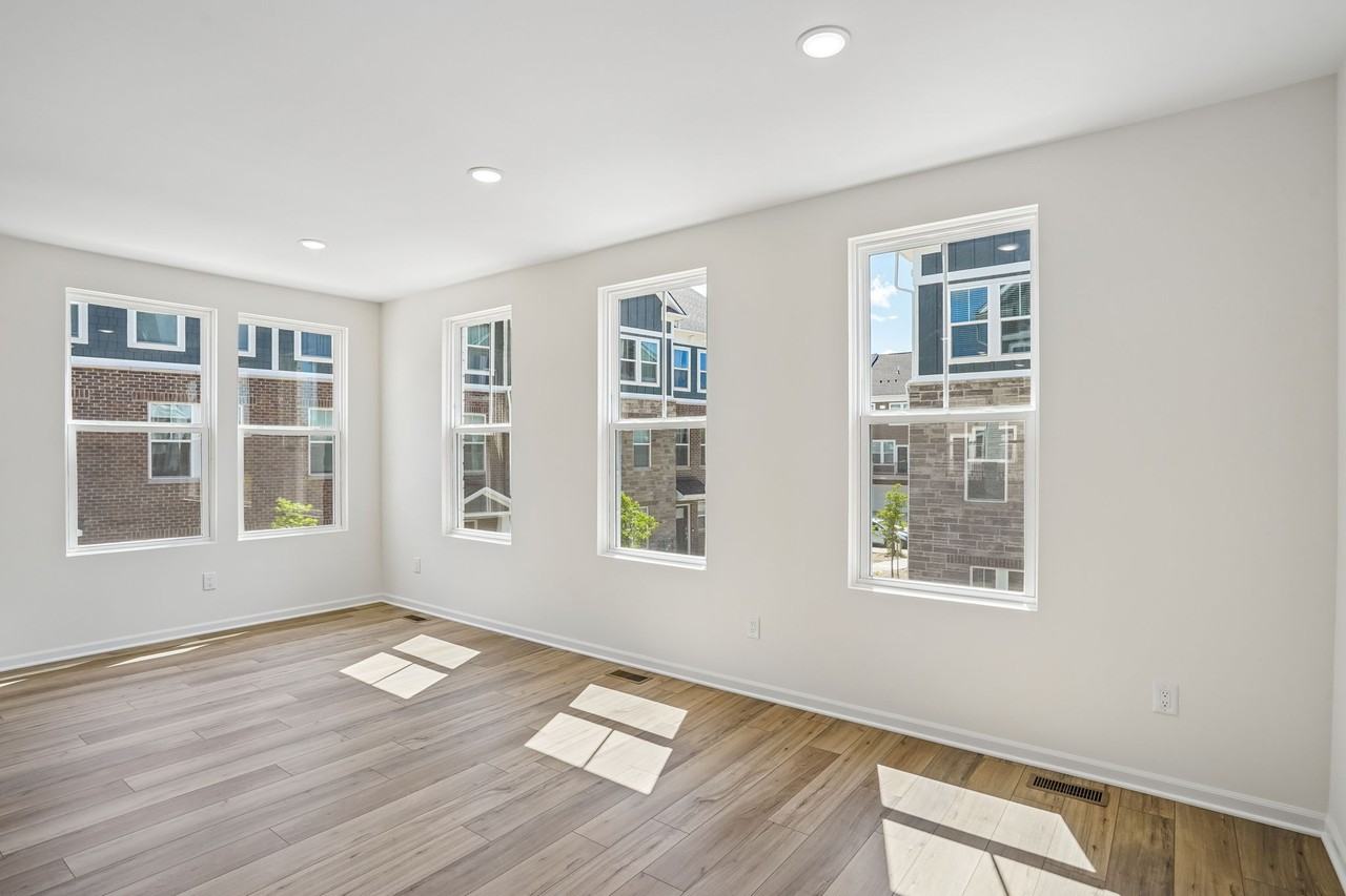 25424 Orwell St - Photo 6 of 25